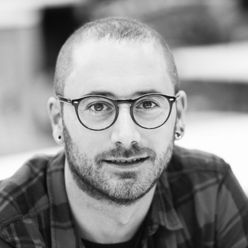 Responsable du département expéditions postales <br>Responsable des achats